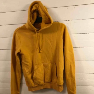  - Gul hoodie från hm, använd ca 2 gr💛