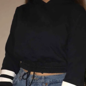  - Croppad mörkblå tröja med snöre och mudd där nere, En gammal favorit men tyvär inte riktigt min stil längre