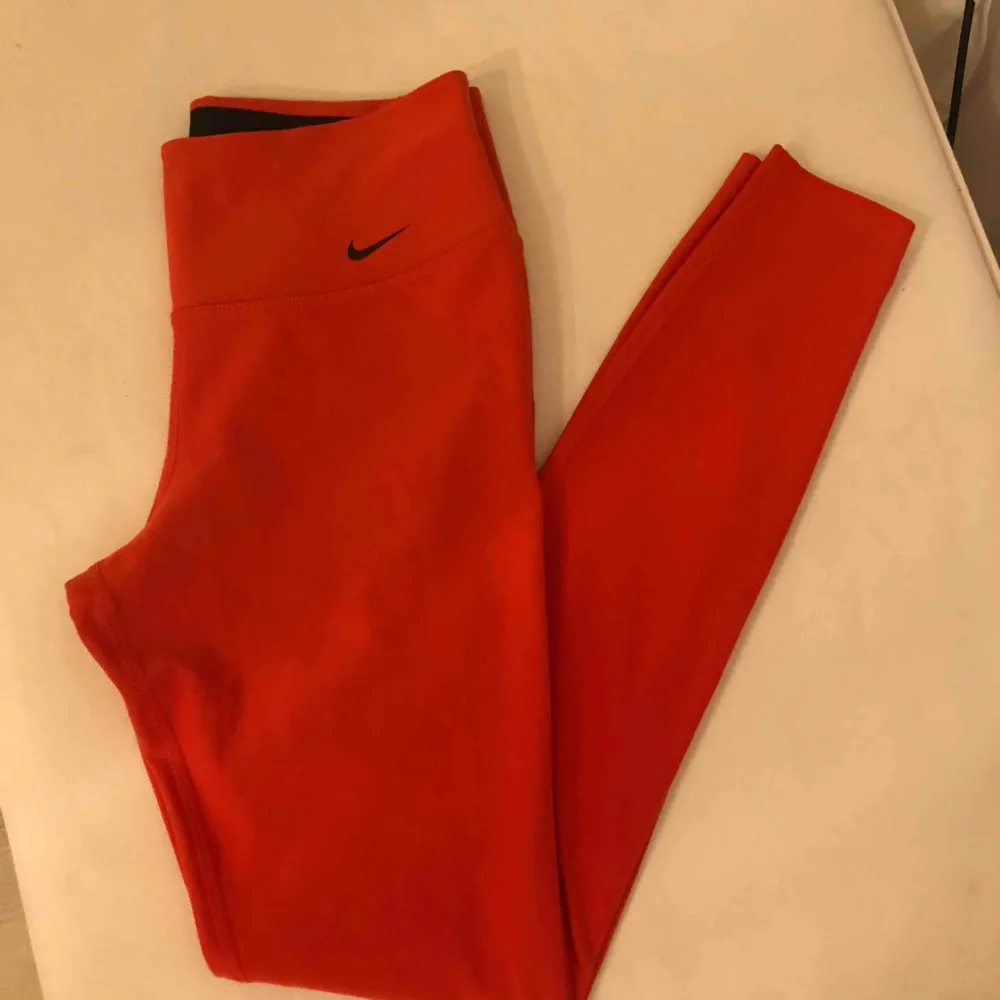 Rosa/röda träningstights från Nike. Sparsamt använda så fint skick!! Frakt tillkommer 🍒. Jeans & Byxor.