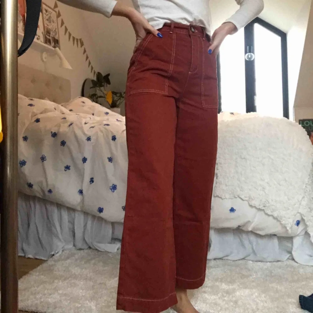 Supersnygga röda jeans med vita sömmar från Urban Outfitters, som tyvärr inte kommer till användning av mig.  Kan mötas upp eller frakta, frakt tillkommer!🧡. Jeans & Byxor.