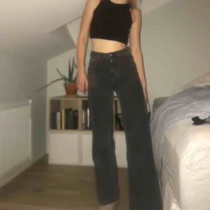  - Jeans från Weekday i modellen Ace. De är mörkgrå/urtvättat svarta och i rätt bra skick, jag har inte använt dem särskilt många gånger. Jag säljer för att de har töjt ut sig så mycket att de inte passar, så de är nog bättre för någon med 26-28 i storlek.
