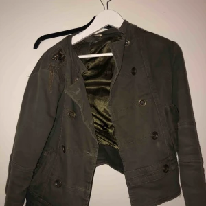  - Grön militär jacka. Säljer för 30kr frakt ingår ej