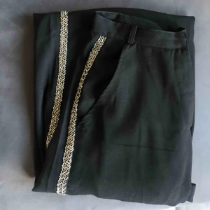  - Ursnygga vida byxor från nakd, med gulddetaljer ⚡️använda typ tre gånger