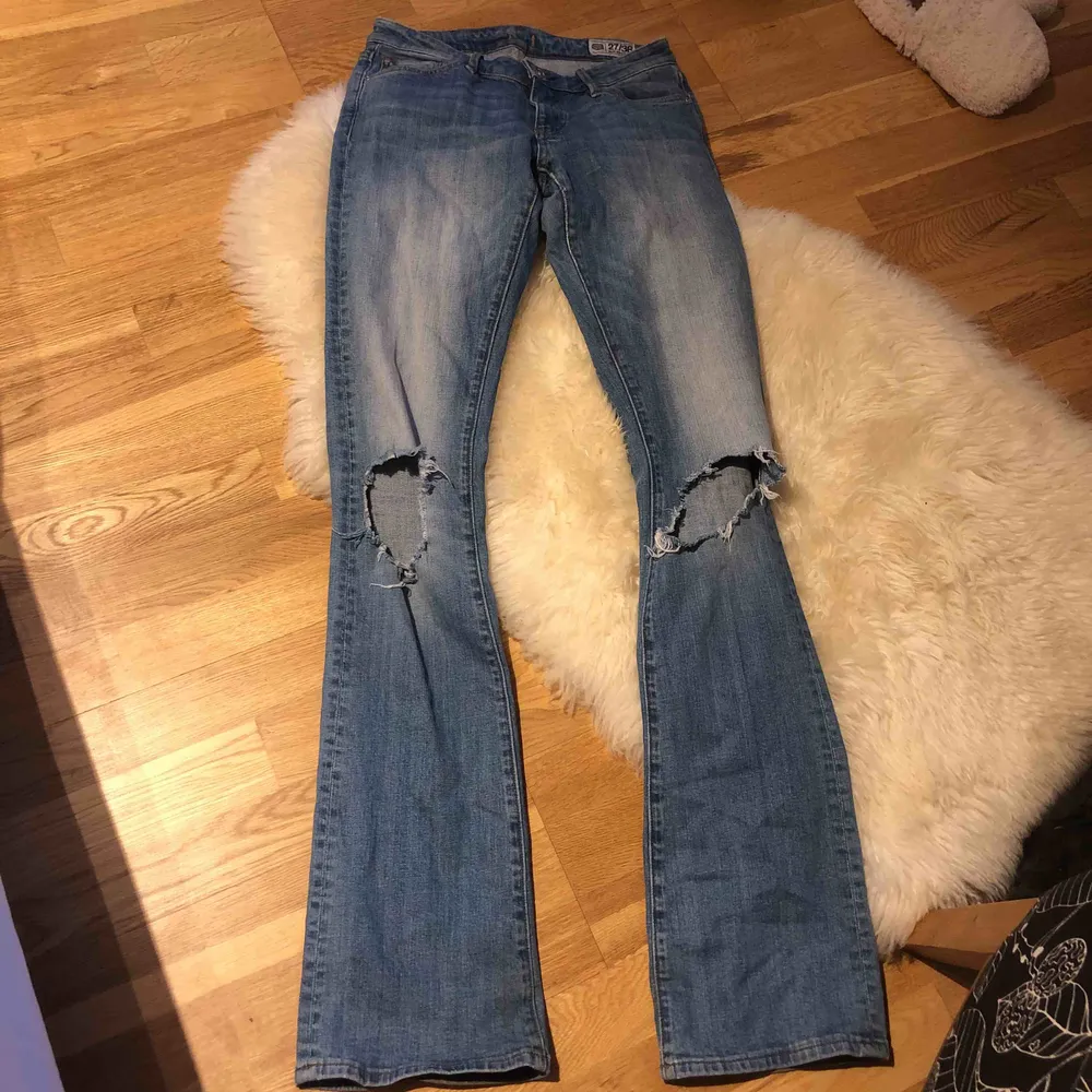 Långa o fina boot cut jeans med hål på knänen. Jeans & Byxor.