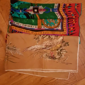  - 2 fina sjalett jättefina. Bägge 2 för 300 kr.Louis Feroud .Pierre Baccara Sjalett.