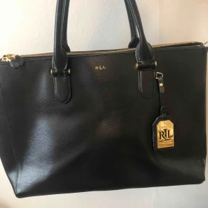  - Säljer min rymliga väska. Den är sparsamt använd och inga tydliga slitningar. Nypris är 3500kr, jag säljer för 2000kr på grund av så fint skick!! På tradera avslutades budgivningen på en likdan väska på 2200kr, men priset går att diskutera!!