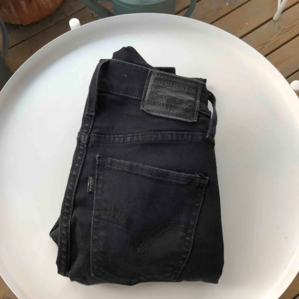 Levi’s jeans. ”Skinny jeans modell”. Högmidjade. Storlek 24. (Sitter bra på mig som har storlek 36 & S). 250kr + frakt 🥰. Jeans & Byxor.