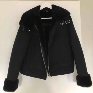  - Jacka från HM. Använd sparsamt! Inköpt för 600kr. Säljer pga av har ingen användning för den. Den har fake ”päls” på insidan och funkar därför bra under vintern :)