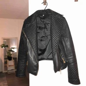  - Jacka i skinnimitaion  Guldig dragkedja och gulddetaljer