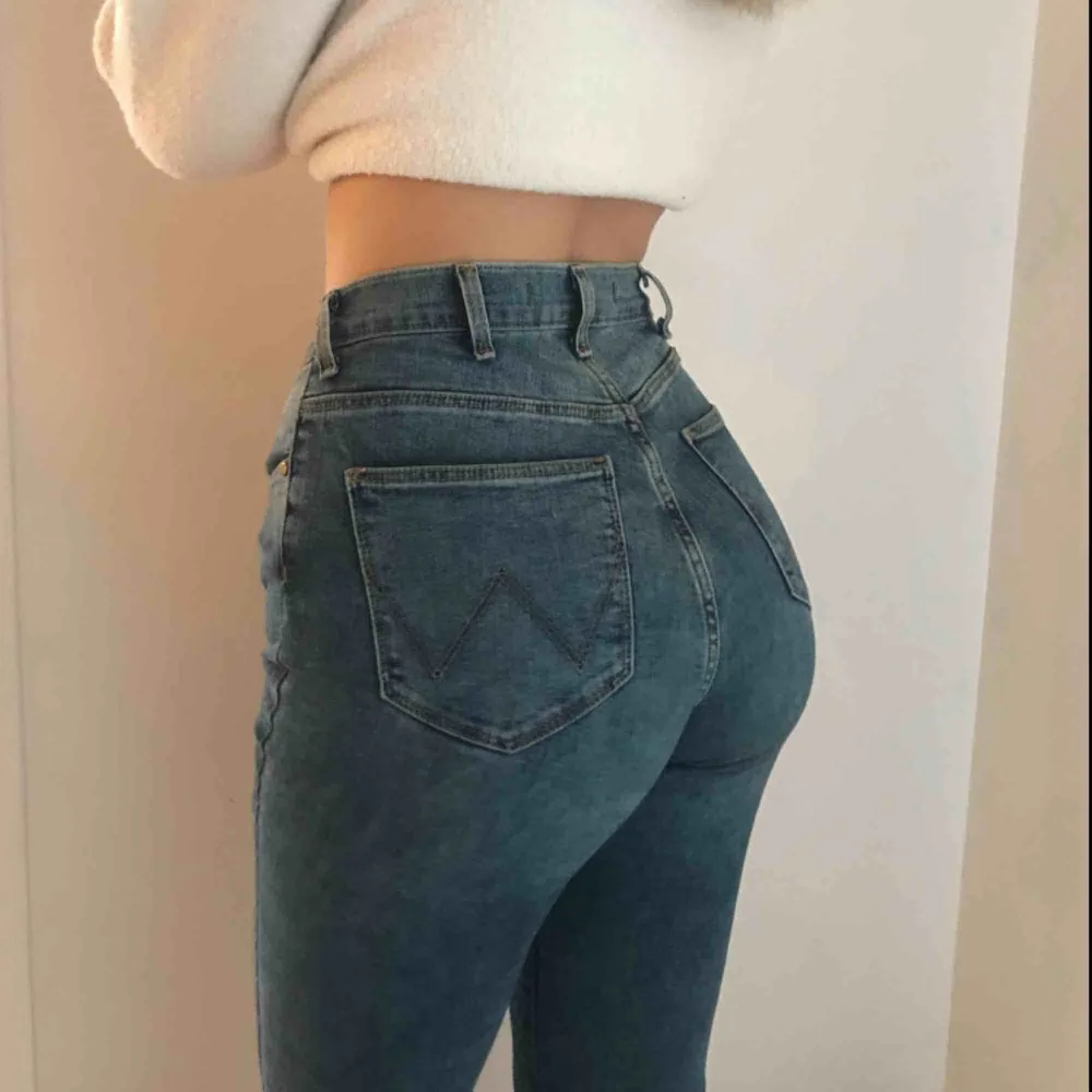 Sjukt snygga och sköna jeans från Wrangler! Säljer då de inte kommer till användning längre. I storlek 28/34 och passar en S. I mycket fint skick! Köparen står för frakt och betalningen sker via swish💕. Jeans & Byxor.