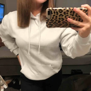  - Vit hoodie från H&M, knappt använd. 100kr inkl frakt 