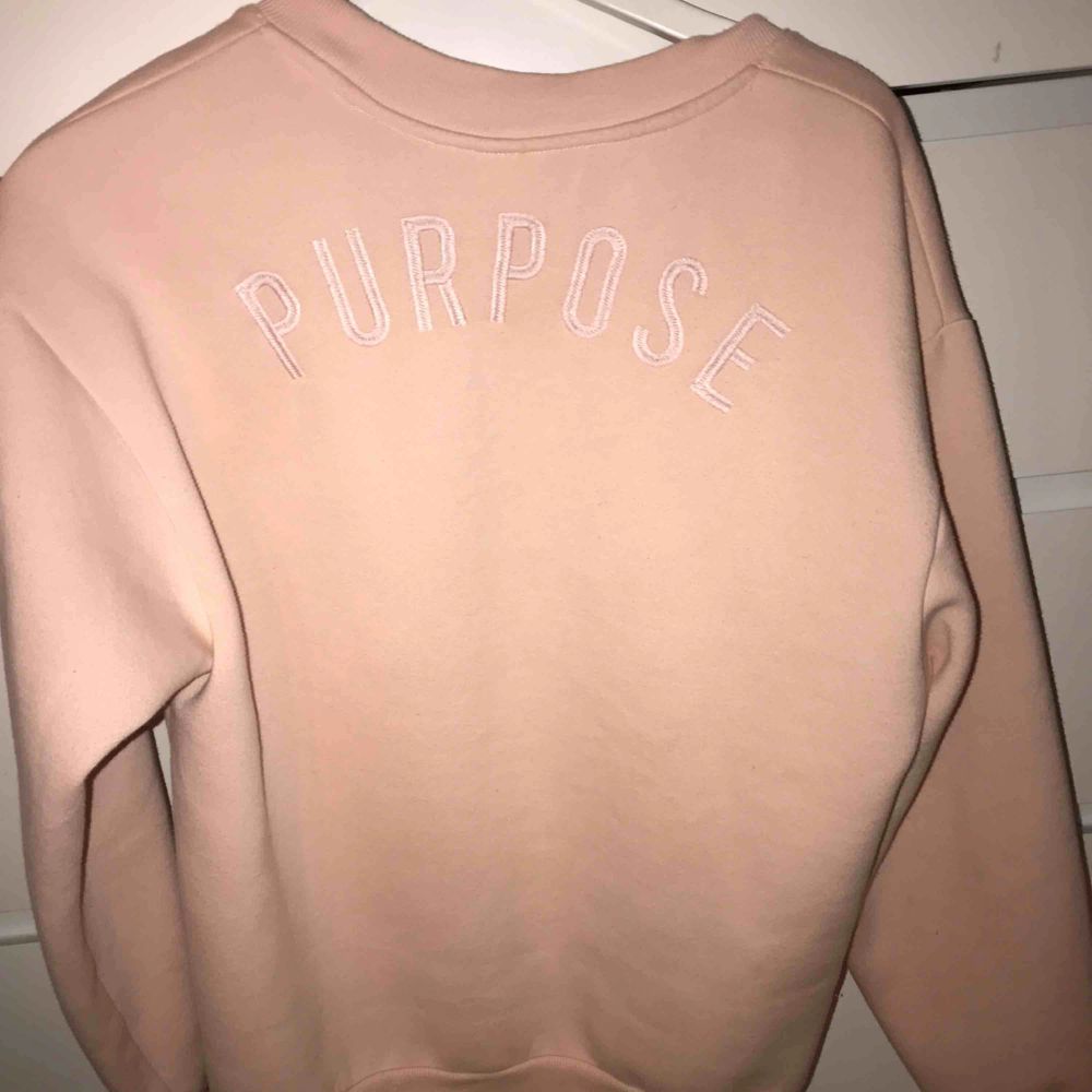 Rosa sweatshirt från H&M där det står purpose uppe på ryggen. Använd men i okej skick! Köparen står för frakt (swish). Huvtröjor & Träningströjor.