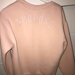  - Rosa sweatshirt från H&M där det står purpose uppe på ryggen. Använd men i okej skick! Köparen står för frakt (swish)