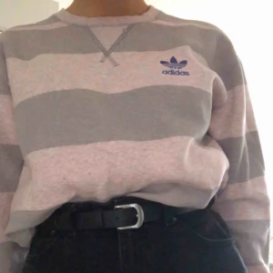 - (tröjan är ljusrosa&grå) jättesnygg och unik oversize sweatshirt köpt på beyond retro!! använd ca 1-2 gånger, är i bra skick!(fläckarna på bilden finns inte, min kamera är lite halvdan hehe)kan mötas i Falun, eller fraktas mot kostnad :))BUDGIVNING PÅGÅR