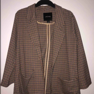  - Kavaj från Monki i bred modell den är storlek XS men passar mig bra som är en M