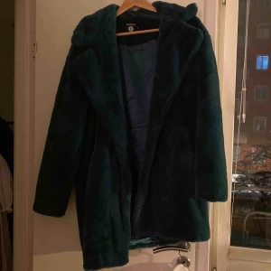  - Blå/grön medellång fuskpäls från boohoo, köparen står för frakt. Kan tänka mig gå ner i pris.