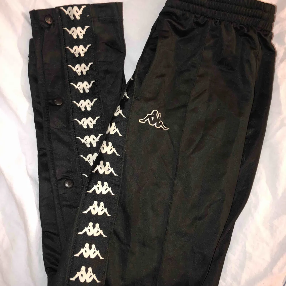 Ett par fräscha väl använda kappa byxor, storlek medium, ordinarie pris 700kr . Jeans & Byxor.
