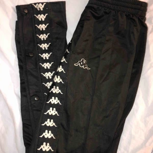  - Ett par fräscha väl använda kappa byxor, storlek medium, ordinarie pris 700kr 