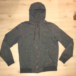  - Lyle&scitt zip-hoodie i strlk S. Tröjan är använd och har några år på nacken men det finns inga defekter på den varken hål eller fläckar. Denna hoodie går ej att få tag på som nu och är svår att få tag på begangnad i detta skick.  PRIS EJ HUGGET I STEN
