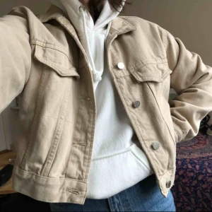  - Superfin jeansjacka från Gina tricot, säljer då den inte kommit till användning, i perfekt skick💞