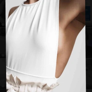  - Body från Chiquelle. Aldrig använd, endast fotad på bilden. Den är inte genomskinlig så du kan använda den utan bh utan problem 😊 sitter som en S 