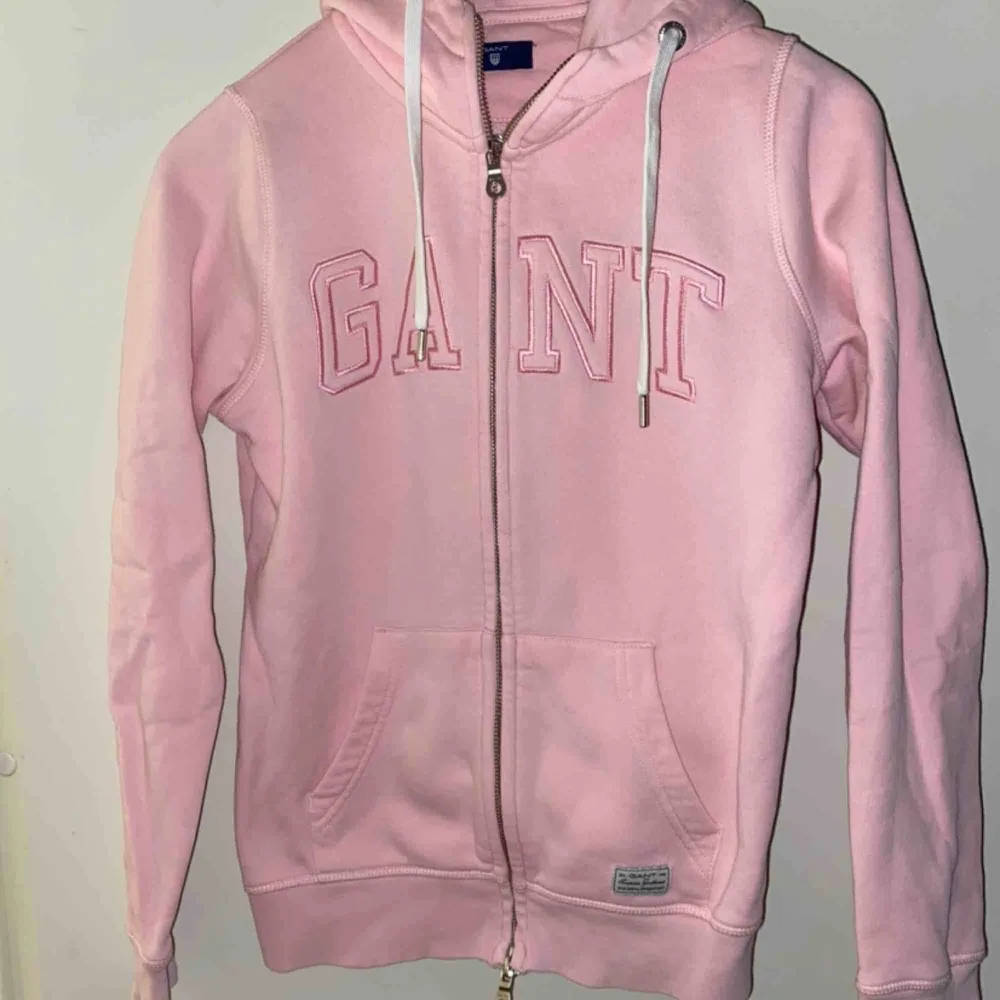 Jag säljer en rosa hoodie från märket Gant, den är inköpt på johnells i Uppsala.  Storlek: XS Nypris: 1299 :- Bud från 200:- Den kommer från ett djur och rökfritt hem.. Tröjor & Koftor.