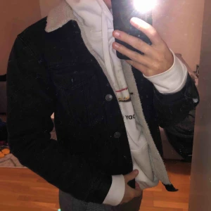  - Sjukt snygg jacka från bikbok väldigt varm även.