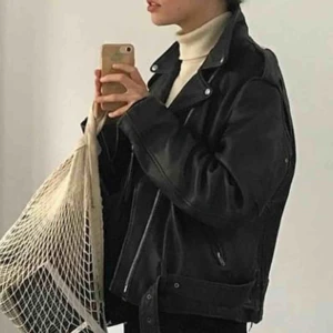  - Oversized skinnjacka i super bra skick! 🦋 inte äkta skinn! 