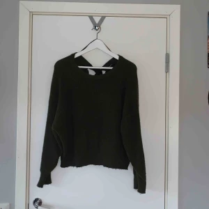  - grön skön stickad tröja från zara med knyte i ryggen 