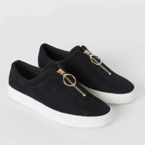  - Superfina sneakers med dragkedja som passar till det mesta. Använda förra året men så gott som nya. Fraktar eller möts upp på Södermalm. 