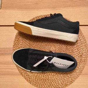 - Helt oanvända Vans Old Skool Waffles. Inköpspris 1000:-. Kvitto, kartong, m.m finns kvar. Säljes p.g.a fel storlek.