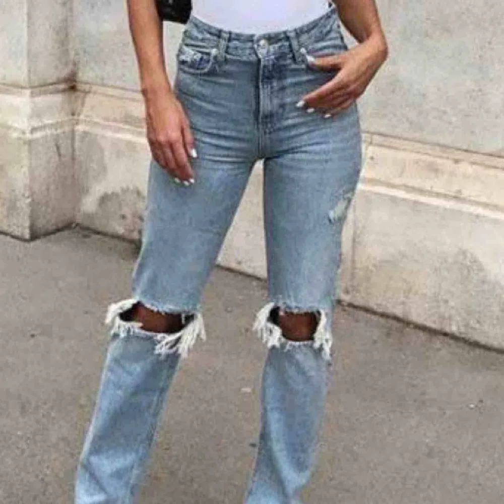 Supertrendiga jeansen från zara som tyvärr var förstora för mig, börja buda från 300kr. Möts upp i Stockholm, fraktar ej💖 om någon har i strl 34 skriv om du kan tänka dig att byta🥰. Jeans & Byxor.