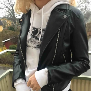  - Jätte cool hoodie med najs tryck, storlek S lite oversized, säljer endast då jag tröttnat💕