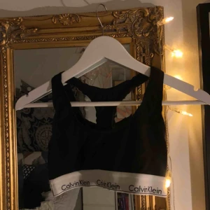  - Sååå skön BH/topp från CK. Använd men i bra skick. Köpare står för frakt💛