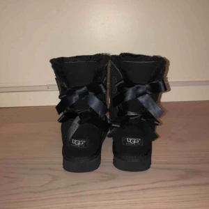  - Säljer ett par svarta UGG, kopia. Nyköpta och väldigt fina men insåg att det inte är min stil.   1000 kr + frakt 