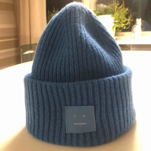  - Säljer nu min acne mössa. Köptes i februari 2019 och är använd sedan dess. Priset är satt eftersom att det är en väldigt eftertraktad färg. Mössan kan behövs en tvätt, se tredje bild. Påse och kvitto finns. 