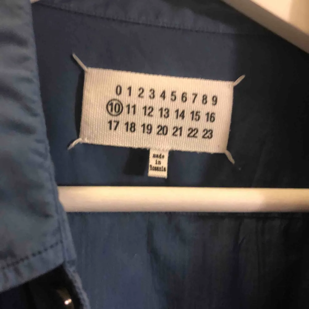 Mörkblå skjorta från Maison Martin Margiela st 50 M/L normal passform. Aldrig använd, nyskick. . Skjortor.