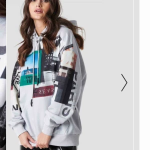  - Oversized hoodie i fast i svart , knappt använd och Som nyskick, tyvärr inte till användning därför jag säljer. Köpt för 350kr