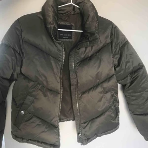  - (Militär) grön dunjacka från Behrska. Köpt i London för ca 1 år sedan, använd ett antal gånger men annars bra skick. Lite croppad i modellen. Sitter bra på mig som är S/M vanligtvis.