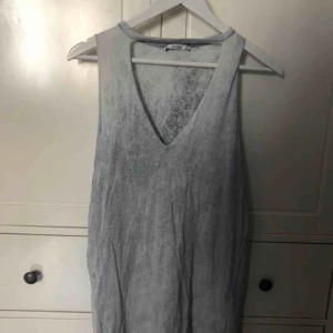  - t-shirt klänning från pull and bear. liten reva i ”öppningen” men de syns knappt. fraktar inte, möts upp i stockholm🌟