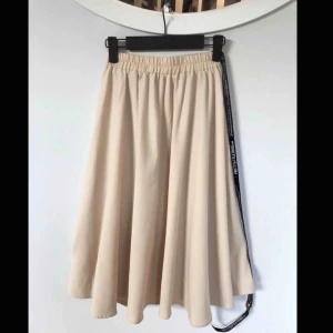  - Cremevit kjol som går ner till knäna. Kjolen är helt ny med prislappen kvar. Gratis frakt 🙌🏽☀️ (Storlek 4 uk) 