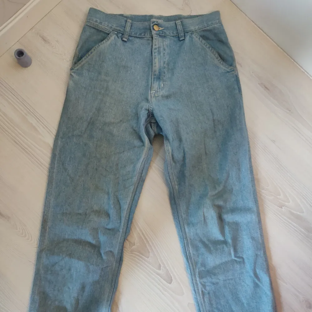 Carharrt WiP jeans själv klippt så att dom är fransiga vid fotöppningen 26x32   Mötas upp i Norrköping eller köparen står för frakten . Jeans & Byxor.