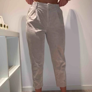  - Manchesterbyxor från Filippa K i färgen beige. Stora i storleken passar 36:a. Köptes för 1800 kr.