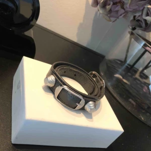  - Balenciaga armband i helt perfekt skick! Inget märke eller slitning någonstans. Köpare står för frakten ⚡️🖤🦋 