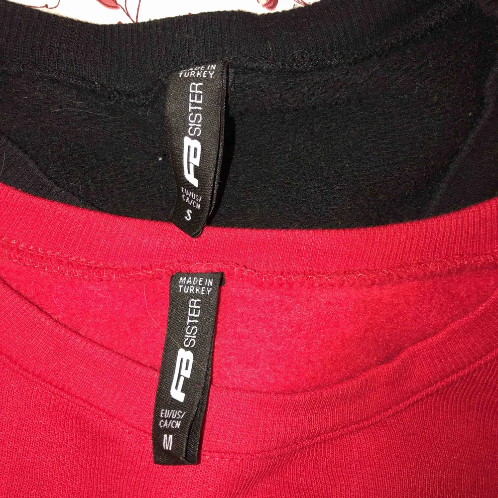 Två stycken tröjor med korsetbandning på den nedre delen.  40kr per tröja men 60kr för båda. Den röda är i storlek M och den svarta är i storlek S men de passar XS till M. Tröjor & Koftor.