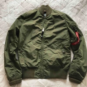  - Stl M men passar mig som är en S. Väldigt bra skick inte mycket använd!