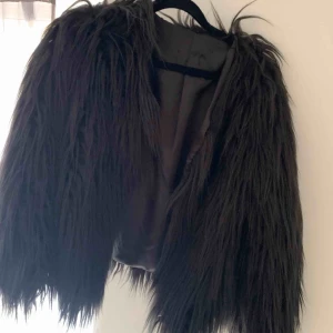  - Eftertraktad ”pälsjacka” i BRA skick. Nypris ca 500kr. Köparen står för frakt!