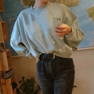  - Babyblå lite cropad tjocktröja från Weekday med puffiga ärmar! ✨