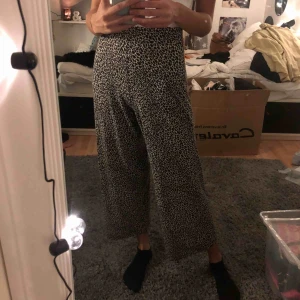  - Jätte flowiga, sköna OCH snygga byxor från Gina tricot. Säljer dock pågrund av att dom är alldeles för korta😞 