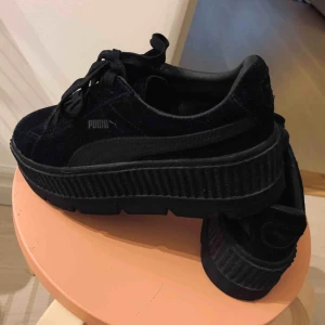  - Svarta Puma X Fenty i mocka.  De är i storlek 38 men stora i storleken och för stora för mig som vanligtvis har 38. Därför är dom knappt använda och i väldigt bra skicka, ser inte använda ut.